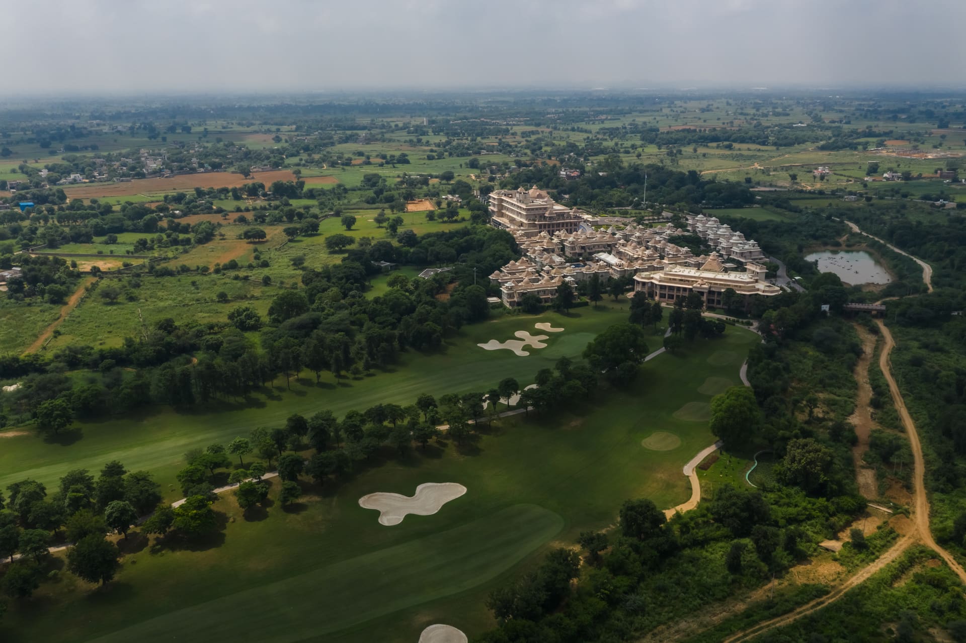 Vista aerea de campo verde ao horizonte.