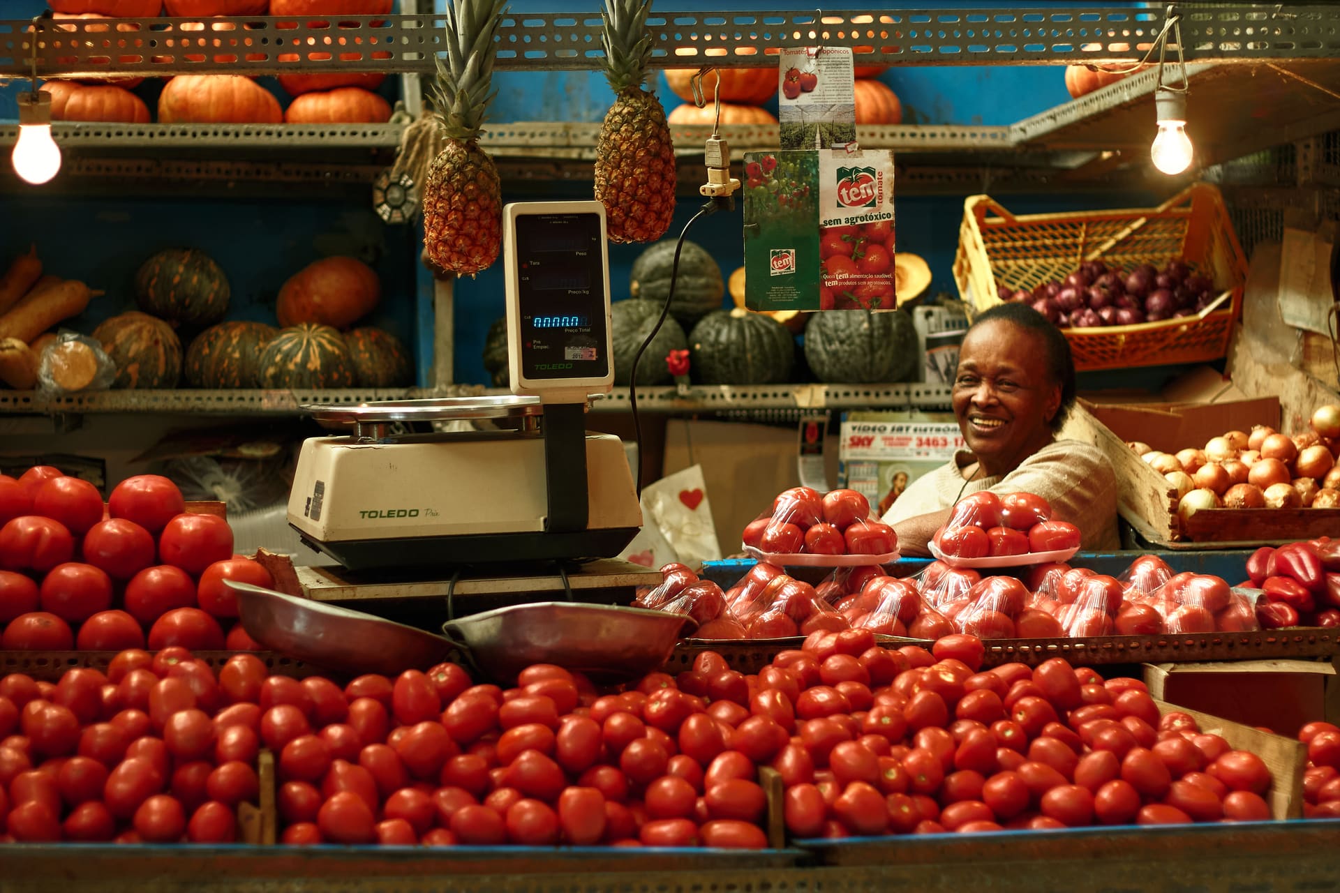 Banca de mercado municipal com tomates e temperos.