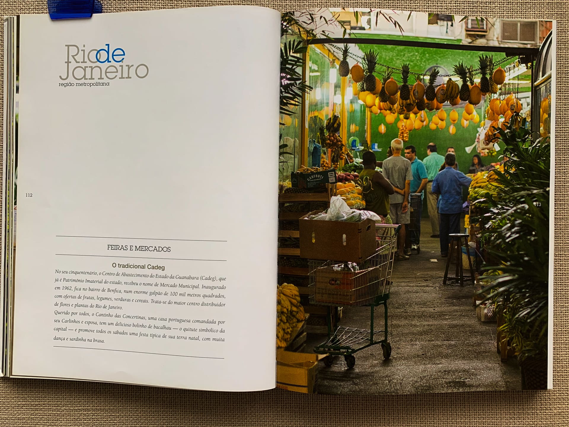 Livro Expedicao Brasil Gastronomico aberto na abertura do Rio de Janeiro, secao de feiras e mercados.