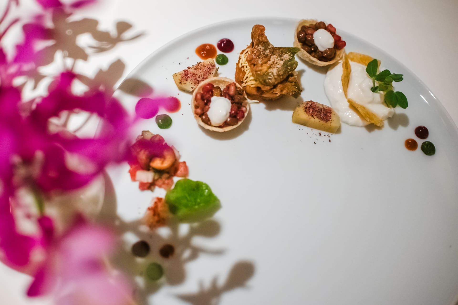 Prato de alta gastronomia com orquidea.