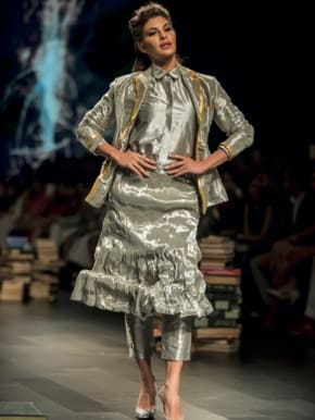 Jacqueline Fernandez de conjunto prateado para Rajesh Pratap.