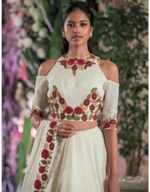 Vestido branco bordado de rosas, de Manish Malhotra.