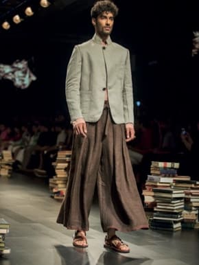 Look masculino de Rajesh Pratap Singh: paleto claro e calca ampla.